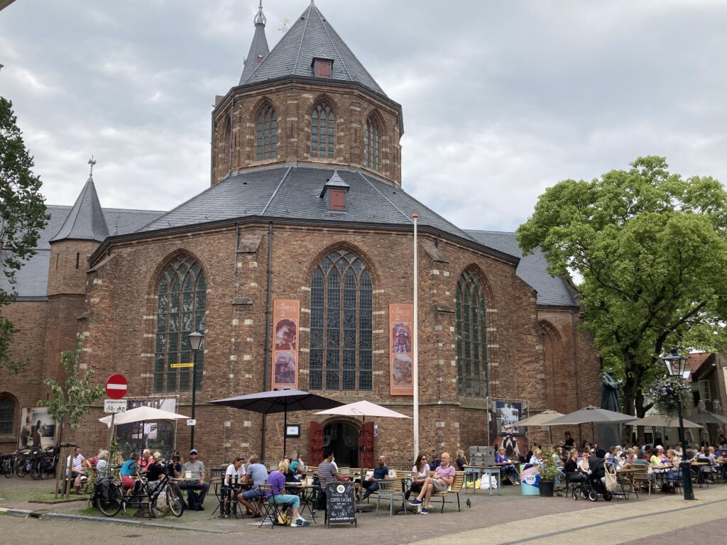 Sankt Vitus-Kirche im schönsten niederländischen Festungsstädtchen